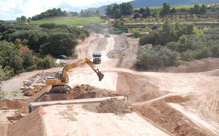Realización de movimientos de tierras para hacer infraestructuras en La Pobla de Cérvoles